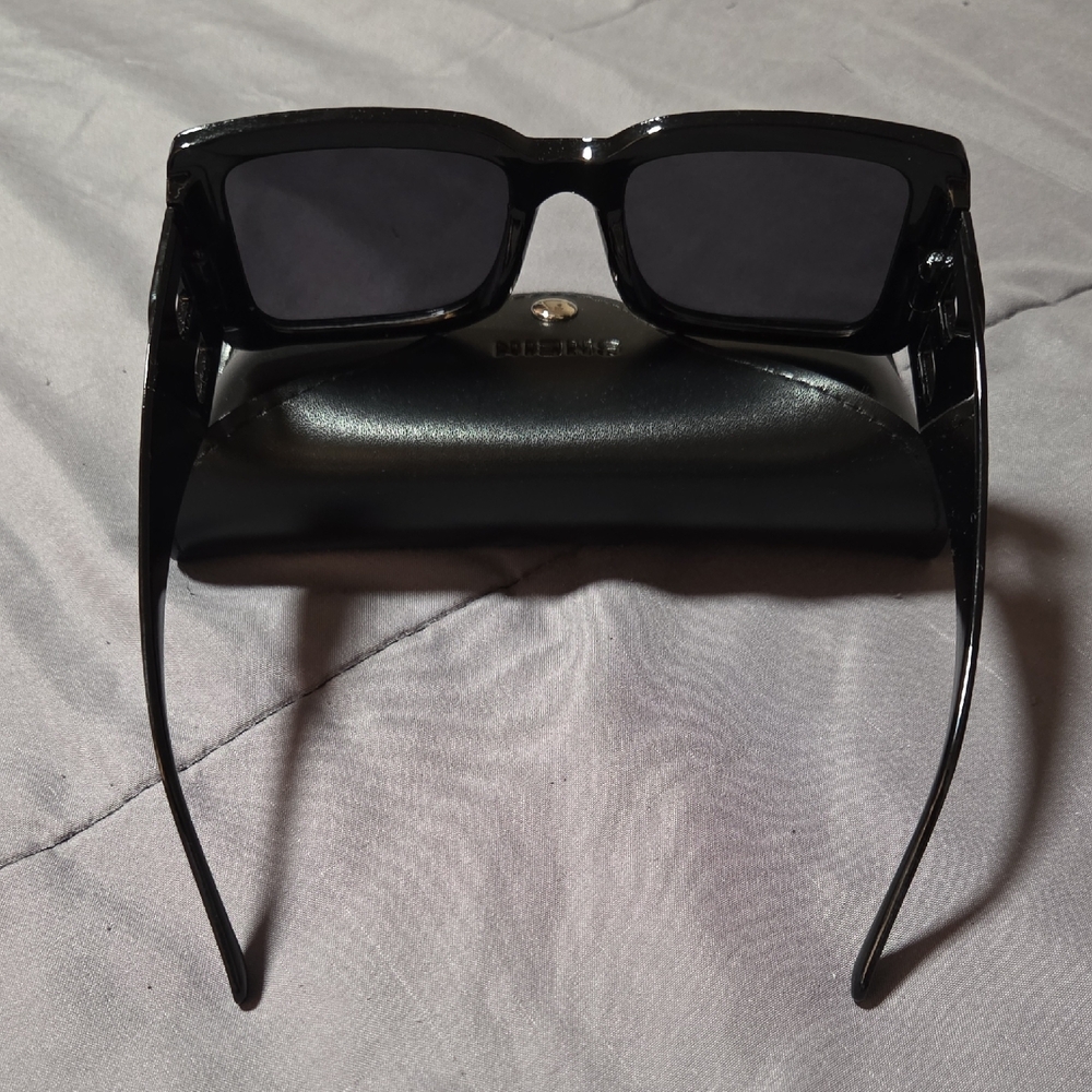 SHEIN Glossy Black Square Sunglasses with Case - Picture 3 of 3